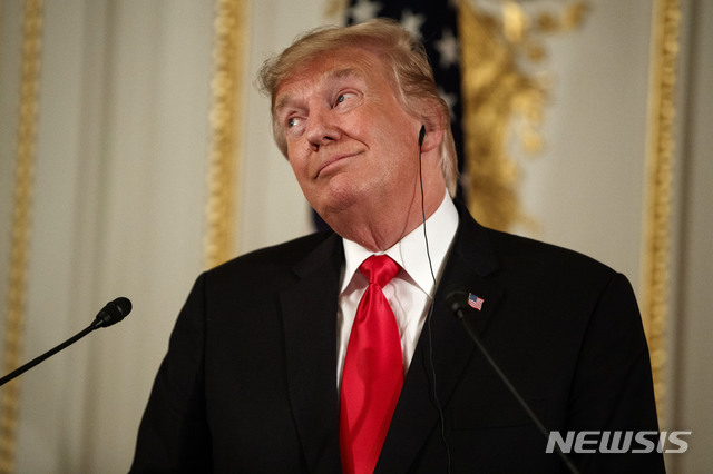 【도쿄=AP/뉴시스】도널드 트럼프 미국 대통령이 27일 일본 도쿄 영빈관에서 아베 신조 총리와 공동기자회견을 갖던 중 코믹한 표정을 짓고 있다. 2019.05.27&nbsp; 