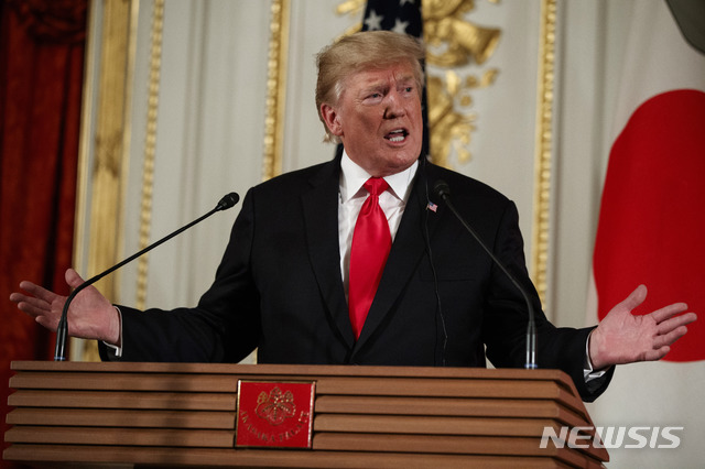【도쿄=AP/뉴시스】도널드 트럼프 미 대통령이 27일 도쿄의 영빈관에서 기자회견을 하고 있다. 트럼프 대통령은 미국은 중국과 무역협정을 체결할 준비가 돼 있지 않지만 양국이 언젠가는 합의에 이를 가능성을 열어두었다. 2019.5.27 
