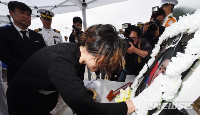 【대전=뉴시스】 함형서 기자 =청해부대 최영함 입항 행사 도중 홋줄(선박 육지 고정용 밧줄)이 끊어지는 사고로 순직한 고(故) 최종근 하사의 안장식이 27일 오후 대전 유성구 국립대전현충원에서 열려 어머니가 아들의 영정사진을 만지며 슬픔에 잠겨있다. 2019.05.27. foodwork23@newsis.com 