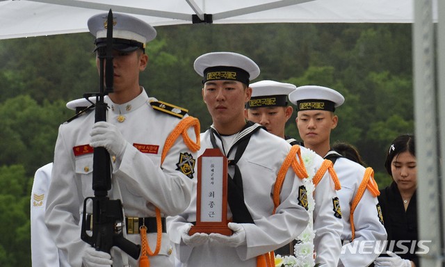 【대전=뉴시스】 함형서 기자 =청해부대 최영함 입항 행사 도중 홋줄(선박 육지 고정용 밧줄)이 끊어지는 사고로 순직한 고(故) 최종근 하사의 안장식이 27일 오후 대전 유성구 국립대전현충원에서 열리고 있다. 2019.05.27.foodwork23@newsis.com