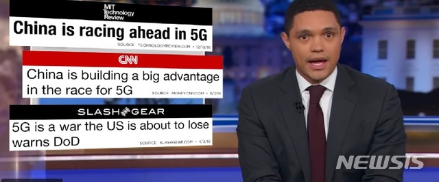 【로스앤젤레스=뉴시스】 중국 국영방송 CCTV가 27일 미국이 중국 화웨이를 금지한 이유가 5G 기술에서 중국이 훨씬 앞서 있기 때문이라고 언급한 미국의 인기 정치풍자 프로그램 '더 데일리 쇼(The Daily Show)'를 짧게 재편집해 방영했다.지난 22일 미국에서 7분 분량으로 방송된 더 데일리 쇼. <사진=더 데일리 쇼 유튜브 화면 캡처> 2019.05.27
