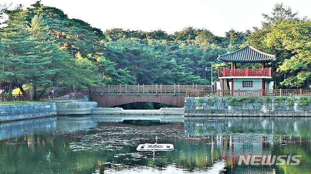 【청주=뉴시스】강신욱 기자 = 충북 제천시가 안전진단 D등급을 받은 모산동 명승 20호 '제천 의림지와 제림'의 인도교 재설치 계획이 문화재위원회에서 제동이 걸렸다. 사진은 의림지 수문 위에 설치된 기존 인도교. 2019.05.28. ksw64@newsis.com 
