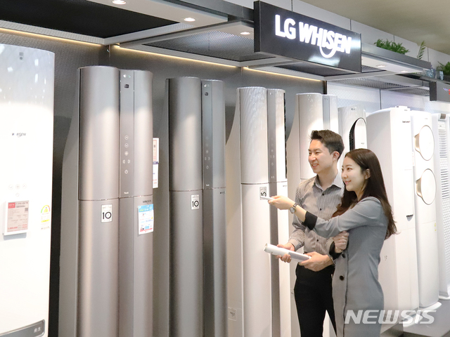 【서울=뉴시스】28일 롯데하이마트에 따르면 지난달 25일부터 이달 2일까지 리서치 전문업체 마이크로밀엠브레인에 의뢰해 전국 남녀 소비자 총 500명을 대상으로 올해 에어컨 구매 계획을 설문조사한 결과 전체 응답자 500명 중 182명(36.4%)이 올해 에어컨을 구매할 계획이 있다고 답했다. 2019.5.28(사진=롯데하이마트 제공) photo@newsis.com