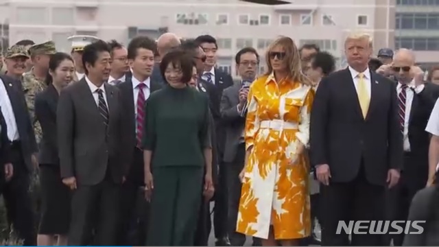【서울=뉴시스】도널드 트럼프 미국 대통령 내외와 아베 신조(安倍晋三) 일본 총리 부부가 28일 오전 가나가와(神奈川)현에 위치한 해상자위대 요코스카(横須賀) 기지에 정박해 있는 호위함 '가가'에 승선했다. (사진출처: NHK 캡쳐) 2019.05.28.&nbsp; 