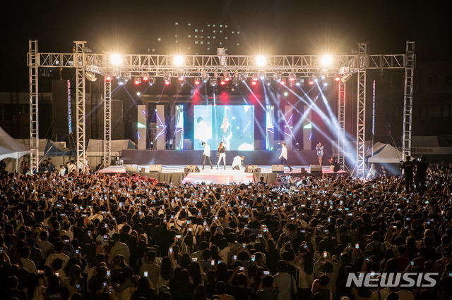 【전주=뉴시스】윤난슬 기자 = 전북대는 오는 29일부터 3일간 대운동장을 비롯한 대학 일원에서 '2019 전북대학교 대동제'를 연다고 28일 밝혔다. 지난해 행사 모습.2019.05.28.(사진=전북대 제공) photo@newsis.com