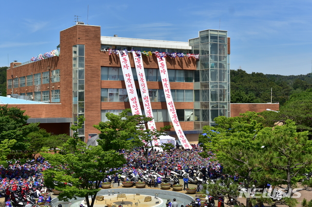 【울산=뉴시스】안정섭 기자 = 28일 현대중공업 노조가 물적분할 주주총회 장소인 울산 동구 한마음회관에서 이틀째 점거농성을 벌이고 있는 가운데 이날 오후 한마음회관 주변을 노조 조합원들이 둘러싸고 있다. 2019.05.28. (사진=현대중공업 노조 제공)photo@newsis.com
