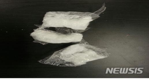 【서울=뉴시스】서울중앙지검 강력부(부장검사 윤재필)는 필리핀, 중국 현지 마약조직으로부터 밀수한 필로폰을 국내에서 대량으로 유통·판매하려한 혐의(마약류관리에관한법률 위반 혐의)로 미국 교포 박모(43)씨와 장모(44)씨를 구속 기소했다고 7일 밝혔다. (사진= 서울중앙지검 제공) 2014.05.28&nbsp; photo@newsis.com 