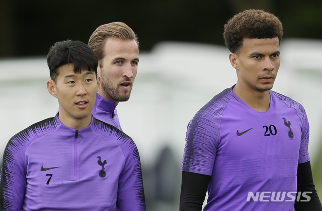 【런던=AP/뉴시스】토트넘의 손흥민, 해리 케인, 델레 알리(왼쪽부터)가 27일(이하 현지시간) 영국 런던의 토트넘 홋스퍼 트레이닝센터에서 미디어 행사를 통해 훈련하는 모습이 공개되고 있다. 토트넘은 다음 달 1일 스페인 마드리드 완다메트로폴리타노에서 2018-19시즌 유럽축구연맹(UEFA) 챔피언스리그 리버풀과 결승전을 펼친다. 2019.05.28.
