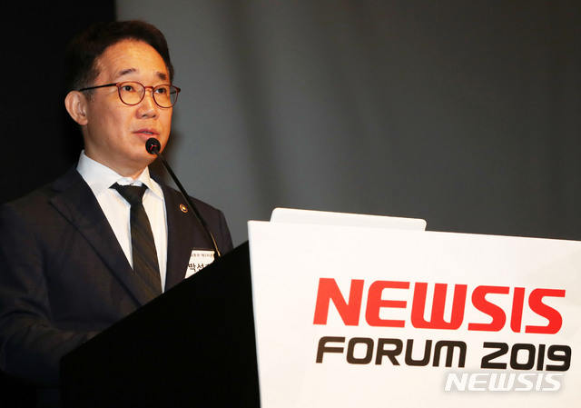 【서울=뉴시스】박주성 기자 = 박선호 국토교통부 제1차관이 28일 오전 서울 중구 소공동 플라자호텔 별관 그랜드볼룸에서 열린 제1회 뉴시스 건설부동산포럼 "삶의 조건, 미래의 도시"에서 축사를 하고 있다. 2019.05.28.&nbsp; park7691@newsis.com