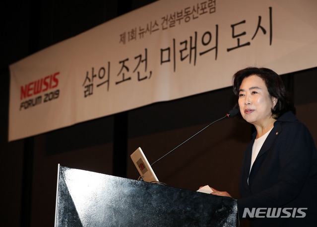 【서울=뉴시스】박주성 기자 = 박순자 국회 국토교통위원회 위원장이 28일 오전 서울 중구 소공동 플라자호텔 별관 그랜드볼룸에서 열린 제1회 뉴시스 건설부동산포럼 "삶의 조건, 미래의 도시"에서 축사를 하고 있다. 2019.05.28.&nbsp; park7691@newsis.com