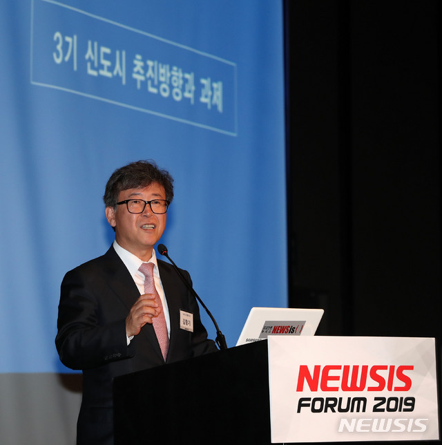 【서울=뉴시스】박주성 기자 = 김형기 뉴시스 대표이사 사장이 28일 오전 서울 중구 소공동 플라자호텔 별관 그랜드볼룸에서 열린 제1회 뉴시스 건설부동산포럼 "삶의 조건, 미래의 도시"에서 개회사를 하고 있다. 2019.05.28. park7691@newsis.com