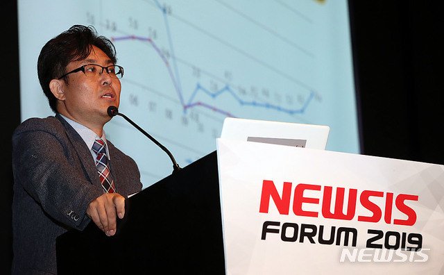 【서울=뉴시스】박주성 기자 = 박성규 한국부동산연구원 연구위원이 28일 오전 서울 중구 소공동 플라자호텔 별관 그랜드볼룸에서 열린 제1회 뉴시스 건설부동산포럼 "삶의 조건, 미래의 도시"에서 국민으로부터 신뢰받는 부동산 가격 공시라는 주제로 발제를 하고 있다. 2019.05.28. park7691@newsis.com