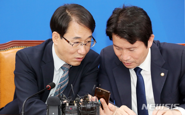 【서울=뉴시스】이종철 기자 = 28일 서울 여의도 국회에서 열린 더불어민주당 원내대책회의에서 이인영 원내대표와 이원욱 원내수석부대표가 휴대폰을 보고 있다. 2019.05.28.&nbsp; jc4321@newsis.com 