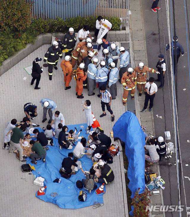 【 가와사키=교도통신·AP/뉴시스】일본 도쿄 인근 가와사키의 한 버스 정류장에서 28일 오전 흉기난동사건이 발생한 후 구호대원과 시민들이 부상자들을 돌보고 있다. 이 사건으로 다수의 사상자가 발생했다. 사진은 교도통신이 제공한 것이다. 2019.05.28 