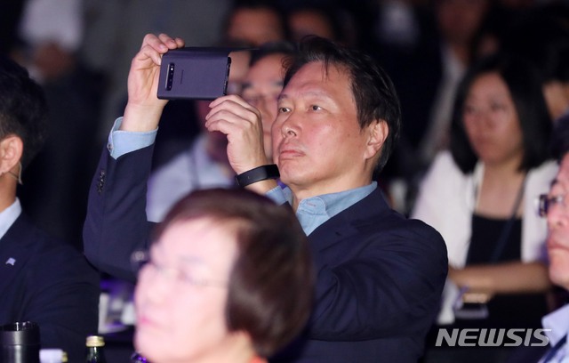 【서울=뉴시스】 고범준 기자 = 최태원 SK그룹 회장이 28일 오전 서울 광진구 워커힐호텔에서 사회적 가치를 주제로 한 국내 첫 민간축제 '소셜밸류커넥트 2019(Social Value Connect 2019, SOVAC)'에서 조대식 SK수펙스추구협의회 의장의 환영사를 스마트폰으로 촬영하고 있다. 2019.05.28. bjko@newsis.com