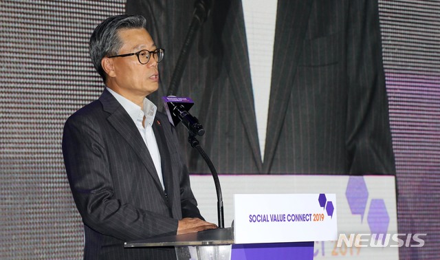 【서울=뉴시스】 고범준 기자 = 28일 오전 서울 광진구 워커힐호텔에서 사회적 가치를 주제로 한 국내 첫 민간축제 '소셜밸류커넥트 2019(Social Value Connect 2019, SOVAC)'에서 조대식 SK수펙스추구협의회 의장이 환영사를 하고 있다. 2019.05.28. bjko@newsis.com