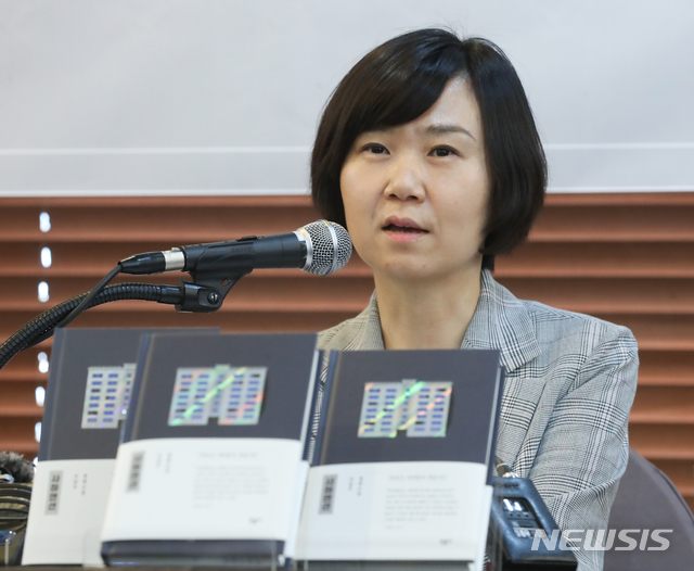 【서울=뉴시스】조수정 기자 = '82년생 김지영' 조남주 작가가 새 책 '사하맨션'을 출간, 28일 오전 서울 중구 프레스센터에서 기자간담회를 열고 질문에 답하고 있다. 2019.05.28. chocrystal@newsis.com