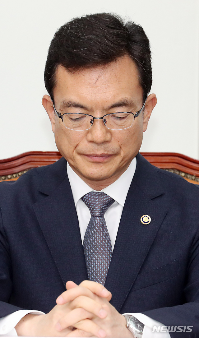 【서울=뉴시스】이종철 기자 = 한미 정상간 통화 내용 유출로 28일 서울 여의도 국회에서 열린 민주당 긴급외교안보통일자문회의에서 이해찬 대표가 모두발언을 하는동안 조세영 외교부 1차관이 심각한 표정을 하고 있다. 2019.05.28. jc4321@newsis.com