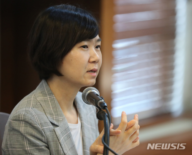 【서울=뉴시스】조수정 기자 = '82년생 김지영' 조남주 작가가 새 책 '사하맨션'을 출간, 28일 오전 서울 중구 프레스센터에서 기자간담회를 열고 질문에 답하고 있다. 2019.05.28. chocrystal@newsis.com