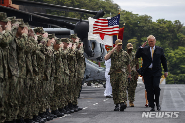 【요코스카=AP/뉴시스】도널드 트럼프(오른쪽) 미국 대통령이 28일 메모리얼 데이 행사 참석차 일본 요코스카의 미 해군기지에 도착해 강습상륙함 와스프호에서 장병들을 사열하고 있다. 2019.05.28. 