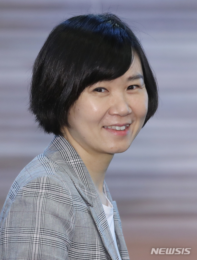 【서울=뉴시스】조수정 기자 = '82년생 김지영' 조남주 작가가 새 장편소설 '사하맨션'을 출간, 28일 오전 서울 중구 프레스센터에서 기자간담회를 열고 포즈를 취하고 있다. 2019.05.28. chocrystal@newsis.com