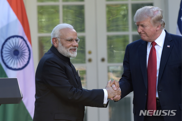 [워싱턴=AP/뉴시스] 나렌드라 모디 인도 총리가 50% 관세 폭탄을 부과한 도널드 트럼프 미국 대통령의 전화를 4번이나 받지 않았다는 외신 보도가 나왔다. 사진은 2017년 미국 워싱턴DC 백악관에서 만나 악수하고 있는 모습. 2025.08.27.
