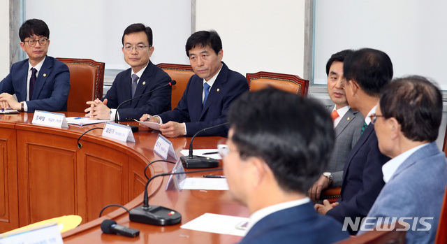 【서울=뉴시스】이종철 기자 = 한미 정상간 통화 내용 유출로 28일 서울 여의도 국회에서 열린 민주당 긴급외교안보통일자문회의에서 이해찬 대표(오른쪽)와 박재민 국방부 차관(왼쪽)과 조세영 외교부 1차관(왼쪽)이 심각한 표정을 하고 있다. 2019.05.28.  jc4321@newsis.com