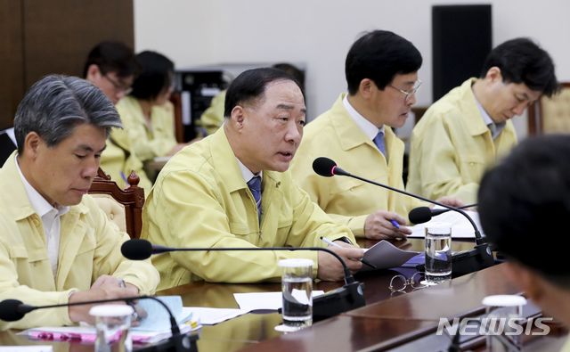 【서울=뉴시스】전신 기자 = 문재인 대통령에게 정례보고를 하고 있는 홍남기 경제부총리 겸 기획재정부 장관.5.28. (사진=청와대 제공) photo@newsis.com