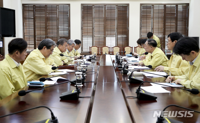 【서울=뉴시스】전신 기자 = 문재인 대통령이 28일 오전 청와대 여민관에서 홍남기 경제부총리 겸 기획재정부 장관에게 정례보고를 받고 있다. 2019.05.28. (사진=청와대 제공) photo@newsis.com