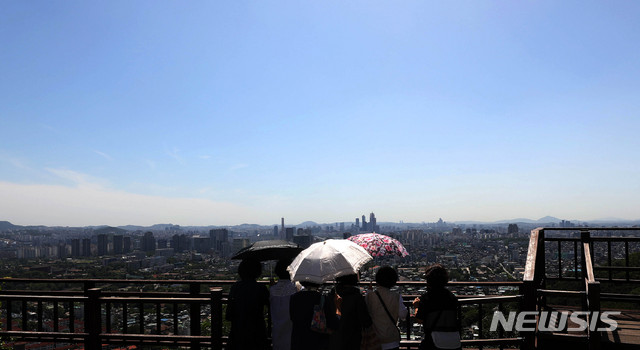 【서울=뉴시스】추상철 기자 = 비가 그친 후 맑은 날씨를 보인 28일 오후 서울 용산구 남산에서 양산을 시민들이 파란하늘을 바라보고 있다. 2019.05.28. scchoo@newsis.com