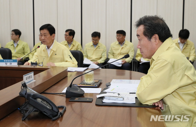 【세종=뉴시스】강종민 기자 = 민관군이 참여하는 새로운 형태의 '을지 태극 연습' 기간인 28일 오후 정부세종2청사 행정안전부 중앙재난안전상황실에서 열린 국가위기관리 상황평가회의에서 이낙연 국무총리가 진영 행안부 장관의 지진 대처상황 보고를 진지한 표정으로 청취하고 있다. 2019.05.28.&nbsp; ppkjm@newsis.com