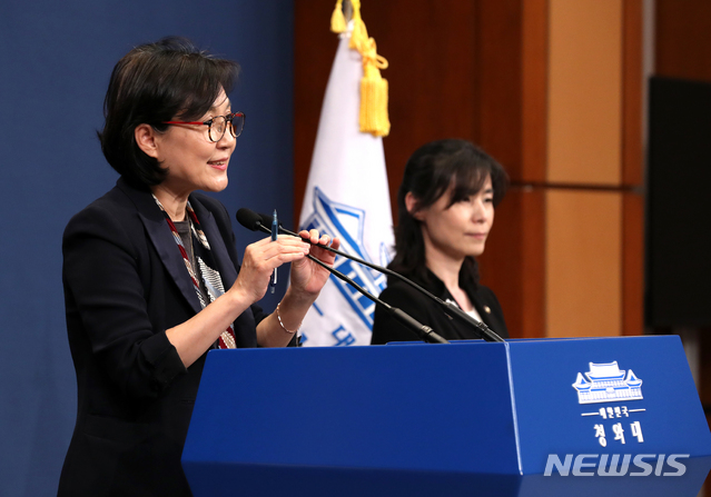 【서울=뉴시스】박진희 기자 = 조현옥 인사수석이 28일 청와대 춘추관에서 차관급 인사 발표를 하고 있다. 오른쪽은 신임 김외숙 대통령비서실 인사수석. 2019.05.28. pak7130@newsis.com