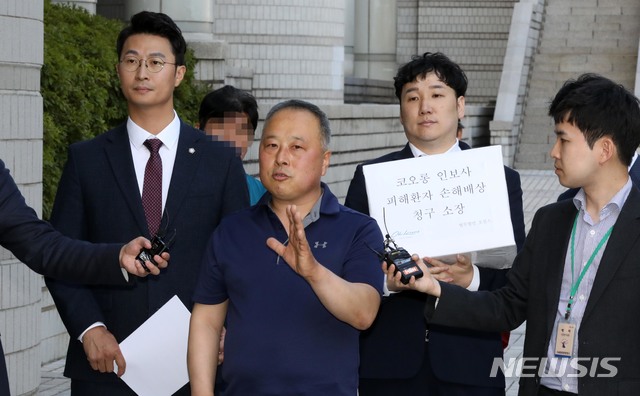 【서울=뉴시스】 고범준 기자 = 엄태섭(왼쪽) 법무법인 오킴스 소속 변호사와 피해자 장모씨가 지난 5월28일 오후 서울 서초구 서울중앙지법에서 코오롱 인보사 피해환자 손해배상 청소 소장을 제출하기 위해 법원으로 들어서기 전 취재진 질문에 답변하고 있다. 2019.05.28. bjko@newsis.com