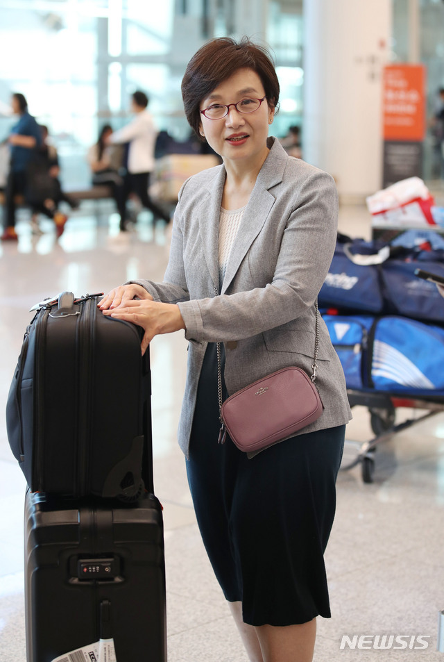 【인천공항=뉴시스】김진아 기자 = 서훈 국정원장과 양정철 민주연구원장의 회동에 동석한 것으로 알려진 김현경 MBC 북한전문 기자가 28일 인천국제공항으로 입국하고 있다.  김 기자는 이날 입국하면서 인터뷰를 통해 서훈 원장과 양정철 원장의 회동은 개인적인 친분으로 만났고, 동석한 사람은 셋 이외에는 없었다고 밝혔다. 2019.05.28.   bluesoda@newsis.com