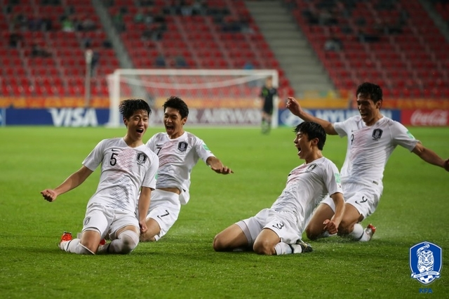 【서울=뉴시스】선수들의 슬라이딩 세리머니.(사진=대한축구협회 제공) 