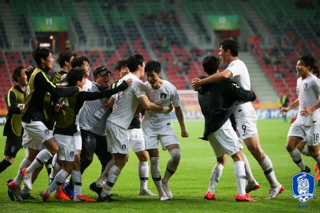 【서울=뉴시스】환호하는 선수들.(사진=대한축구협회 제공)