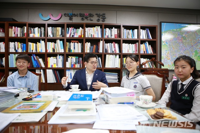 【서울=뉴시스】 강동구 청소년의회 의원 내방. 2019.05.29. (사진=강동구 제공)