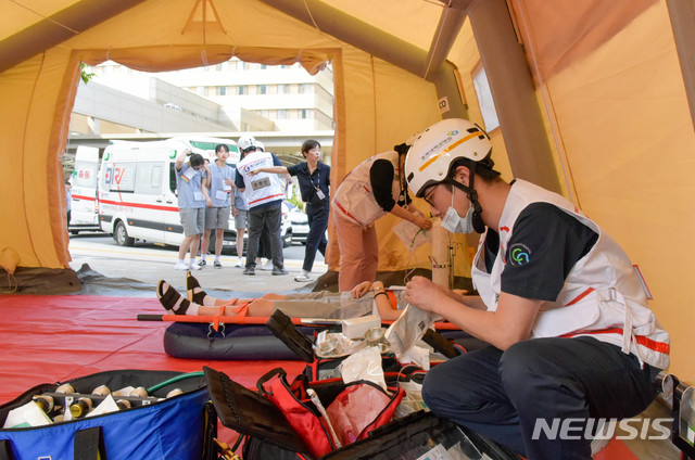 【청주=뉴시스】 인진연 기자 = 충북 재난거점병원인 충북대학교병원이 지진과 화재 방사선 누출 등 복합재난을 가정해 다수사상자 발생에 따른 현장응급의료소와 방사선비상진료소 가동 훈련을 펼쳤다. 2019.05.29 (사진=충북대병원 제공)photo@newsis.com