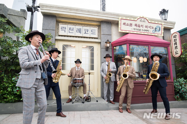 【서울=뉴시스】롯데월드 어드벤처 '스윙 밴드'