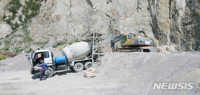 【제주=뉴시스】제주시는 추자도 내 상대보전 지역에서 수십 년간 레미콘을 불법 제조하고 폐기물을 무단 투기해 온 건설업체 2곳에 대해 고발조치 및 폐쇄·조치 명령을 예고했다고 29일 밝혔다. (사진=제주시 제공)