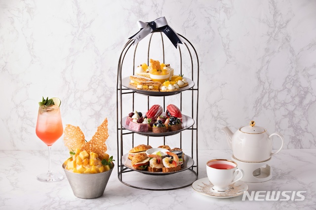 【서울=뉴시스】노보텔 앰배서더 서울 동대문 '고메 바'의 '망고 & 베리 애프터눈 티 세트' 
