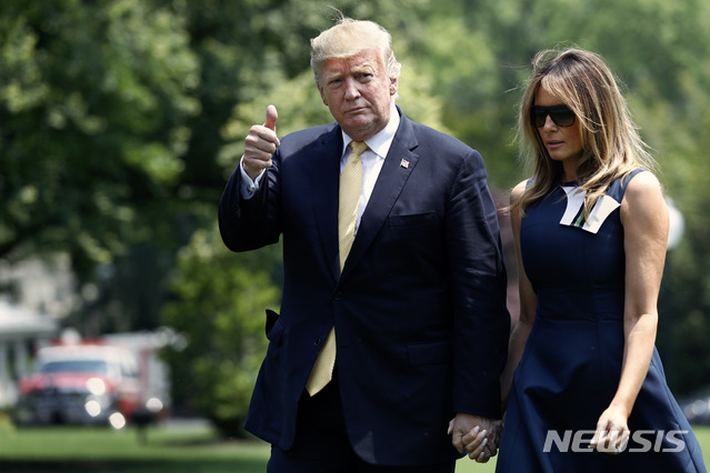 【워싱턴=AP/뉴시스】일본 국빈 방문을 마친 도널드 트럼프 미국 대통령과 부인 멜라니아 여사가 28일(현지시간) 백악관으로 돌아와 기자들을 향해 인사하고 있다. 2019.05.29.