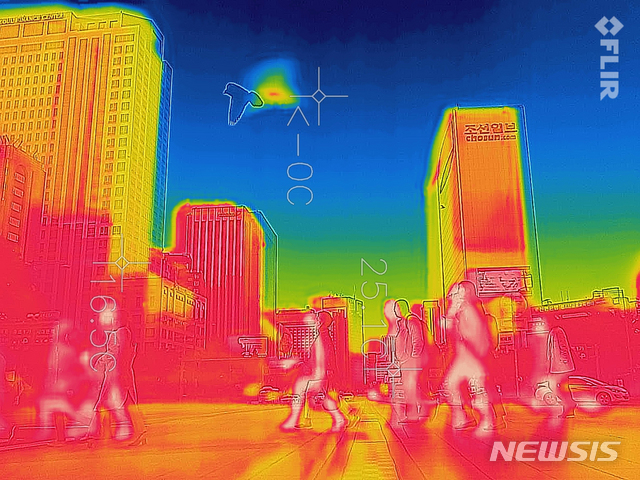 【서울=뉴시스】박진희 기자 = 아침기온은 8~20도로 평년(11~16도)보다 다소 낮은 29일 오전 서울 종로구 광화문사거리에서 열화상 카메라에 담긴 출근길 시민들의 모습이 따뜻하게 보이고 있다. 기상청은 전국이 맑은 날씨를 보이면서, 지표면이 밤사이 내뿜은 복사냉각으로 내려간 아침기온과 햇빛을 받아 오른 낮기온 간 일교차가 12~18도로 크겠다고 예보했다. 2019.05.29. pak7130@newsis.com