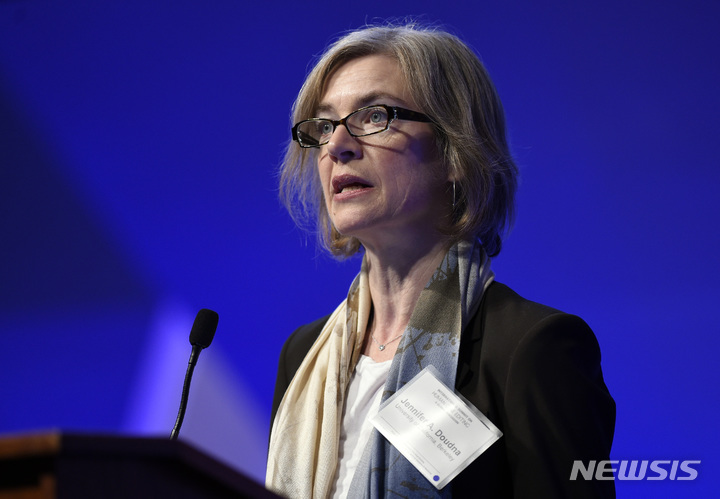 [AP 자료사진]최초로 크리스퍼 유전자 편집기술을 개발한 미 캘리포니아 버클리대 제니퍼 두드나 박사가 중국 허젠쿠이 박사가 유전자 조작 신생아를 출생했다는 발표에 대한 윤리적 입장을 밝히고 있다. 