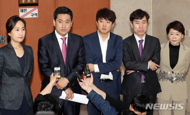 【서울=뉴시스】이종철 기자 = 29일 서울 여의도 국회 정론관에서 바른미래당 최고위원들(왼쪽부터 김수민, 오신환, 이준석, 하태경, 권은희)이 혁신위원회 구성에 대한 기자회견을 하고 있다. 2019.05.29.&nbsp; jc4321@newsis.com