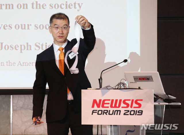 【서울=뉴시스】김진아 기자 = 29일 오전 서울 중구 플라자호텔에서 열린 제4회 뉴시스 금융 포럼 ‘금융감독 변화와 소비자 보호’에서 이상제 금융감독원 부원장이 ‘금융감독원 부원장’을 주제로 기조강연을 하고 있다. 2019.05.29.&nbsp;&nbsp;&nbsp; bluesoda@newsis.com