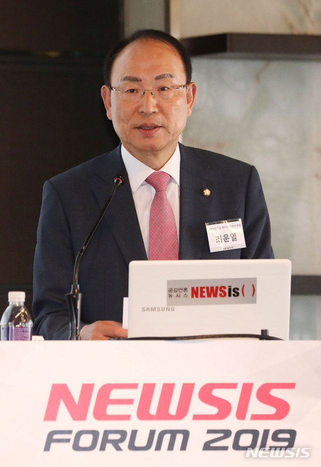 【서울=뉴시스】김진아 기자 = 29일 오전 서울 중구 플라자호텔에서 열린 제4회 뉴시스 금융 포럼 ‘금융감독 변화와 소비자 보호’에서 최운열 더불어민주당 제3정책조정위원장이 축사를 하고 있다. 2019.05.29.&nbsp;&nbsp; bluesoda@newsis.com