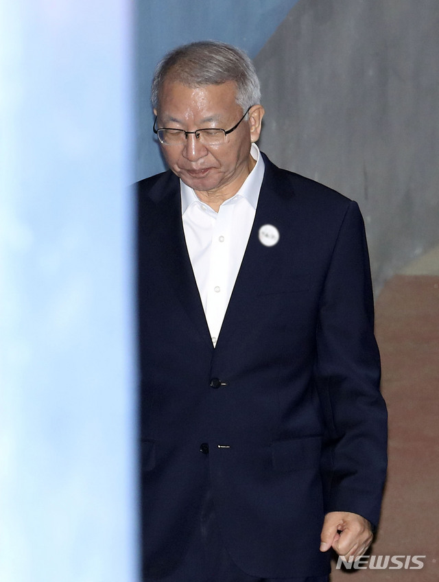 【서울=뉴시스】최진석 기자 = 양승태 전 대법원장이 지난 5월29일 오전 서울 서초구 서울중앙지법에서 열린 '사법농단' 관련 1차 공판기일에 출석하고 있다. 2019.05.29. myjs@newsis.com