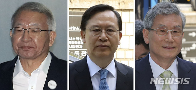 【서울=뉴시스】최진석 기자 = 양승태(왼쪽부터) 전 대법원장과 박병대, 고영한 전 대법관이 29일 오전 서울 서초구 서울중앙지법에서 열린 '사법행정권 남용' 관련 1차 공판에 출석하고 있다. 2019.05.29.myjs@newsis.com