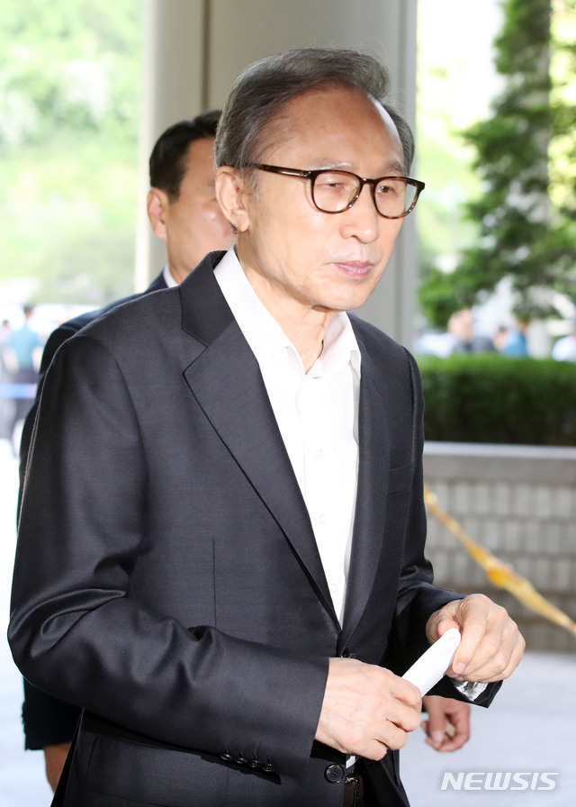 【서울=뉴시스】박미소 기자 = 다스 비자금 횡령 및 삼성 뇌물 혐의로 기소된 이명박 전 대통령이 지난달 29일 오전 서울 서초구 서울고법에서 열리는 항소심 26차 공판기일에 출석하고 있다. 2019.05.29. misocamera@newsis.com
